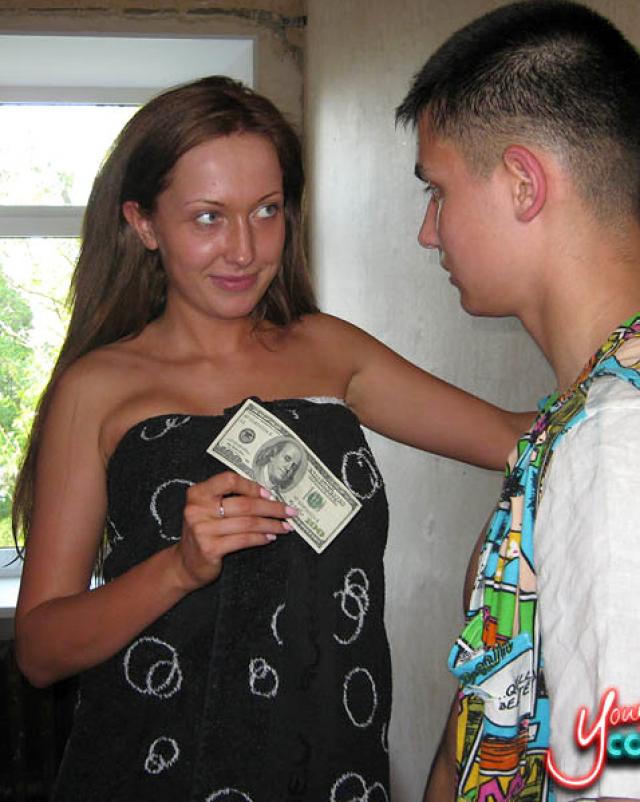 Одинокая девушка соглашается на секс за деньги с пикапером.