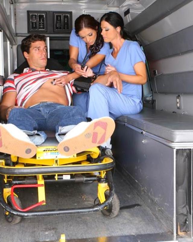 Крутой спортсмен уделал в киски двух медсестер