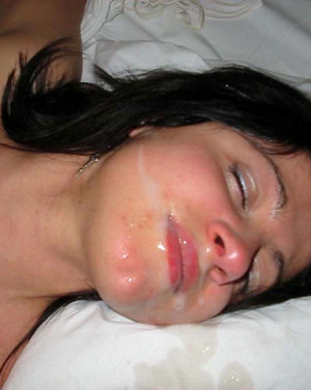 Кончил спящей телки на лицо