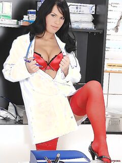 Медсестра в красных колготках отсасывает пациенту за деньги