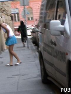 Хулиган снимает со студентки юбку на улице