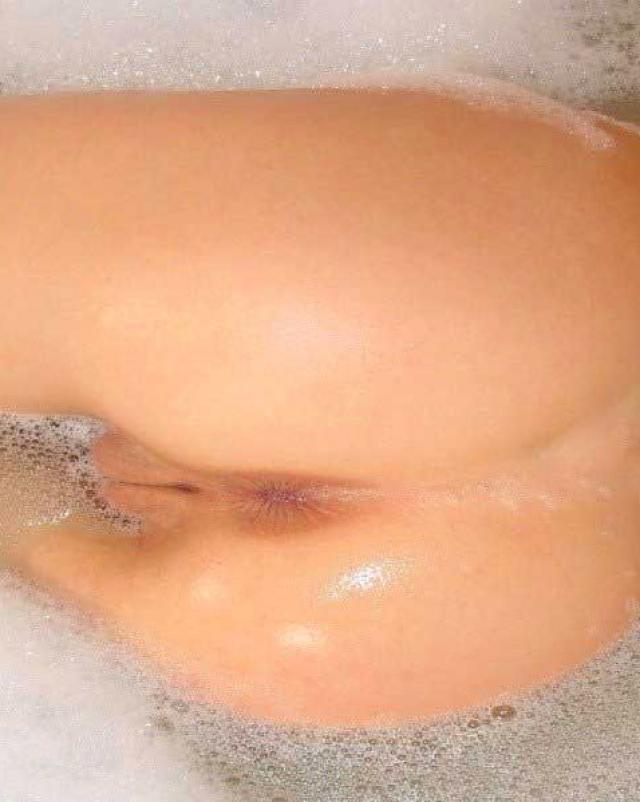 Азиатка с красивой грудью блестяще сделала минет в пенной ванне