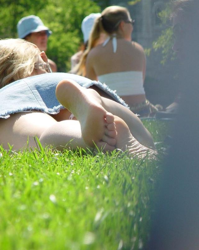 Наглый гражданин заснял лежащую без нижнего белья блондинку в парке