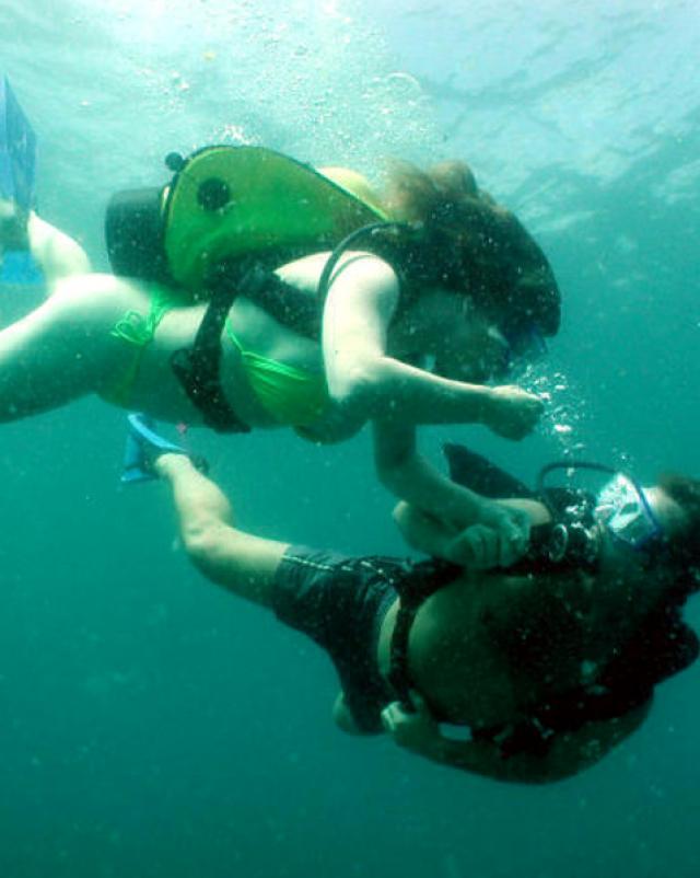 Экстремальный фраер трахал мамку с большой грудью под водой