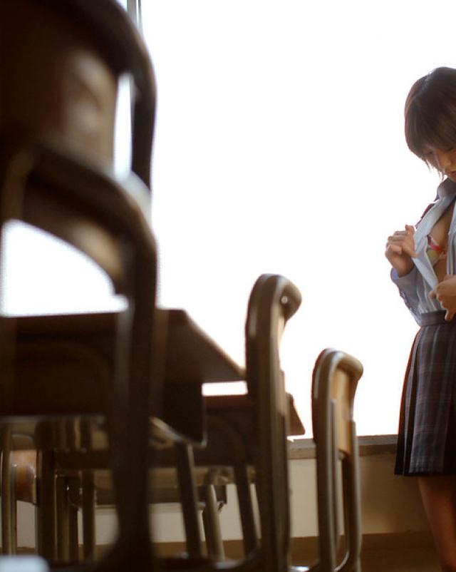 Молоденькая японка осталась без трусиков на учебе