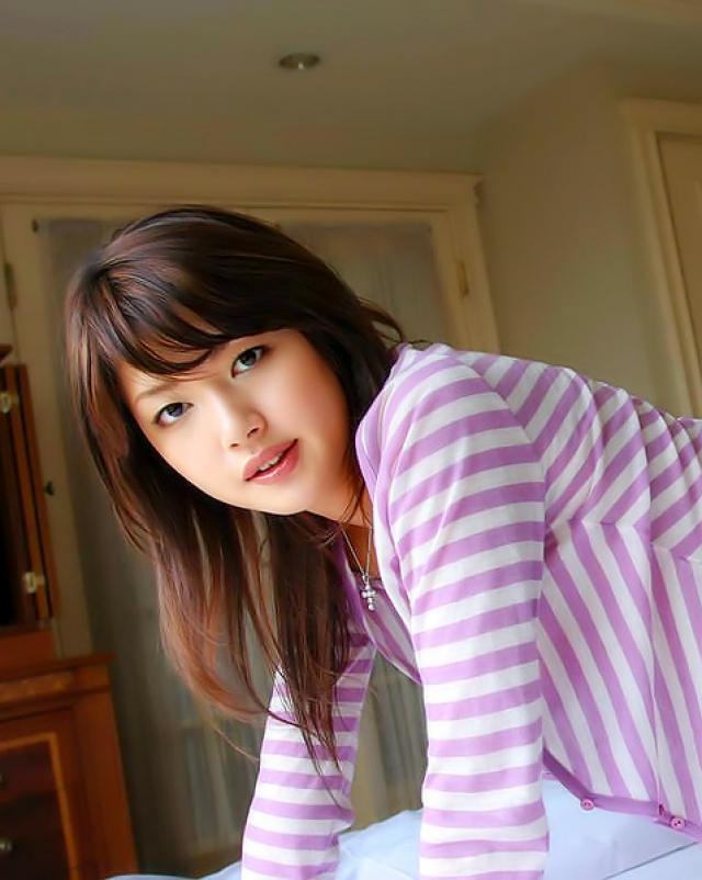 Японская девушка показывает свою красивую пизду крупным планом