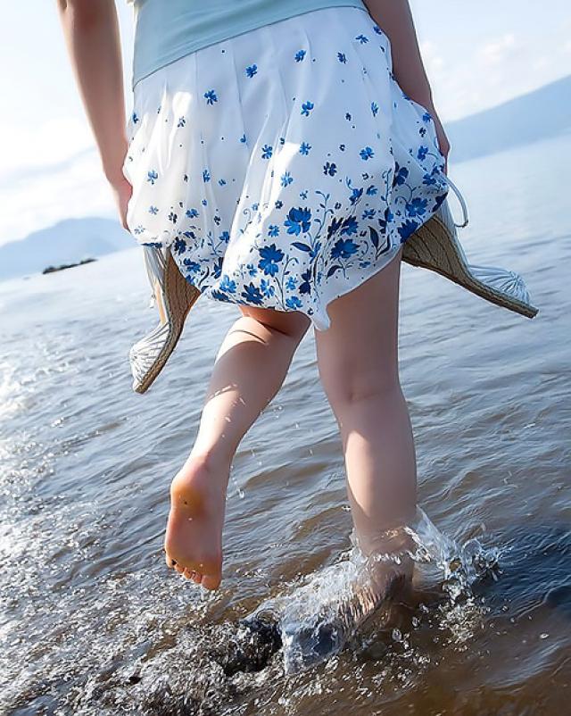 Японская красотка снимает одежду на пляже