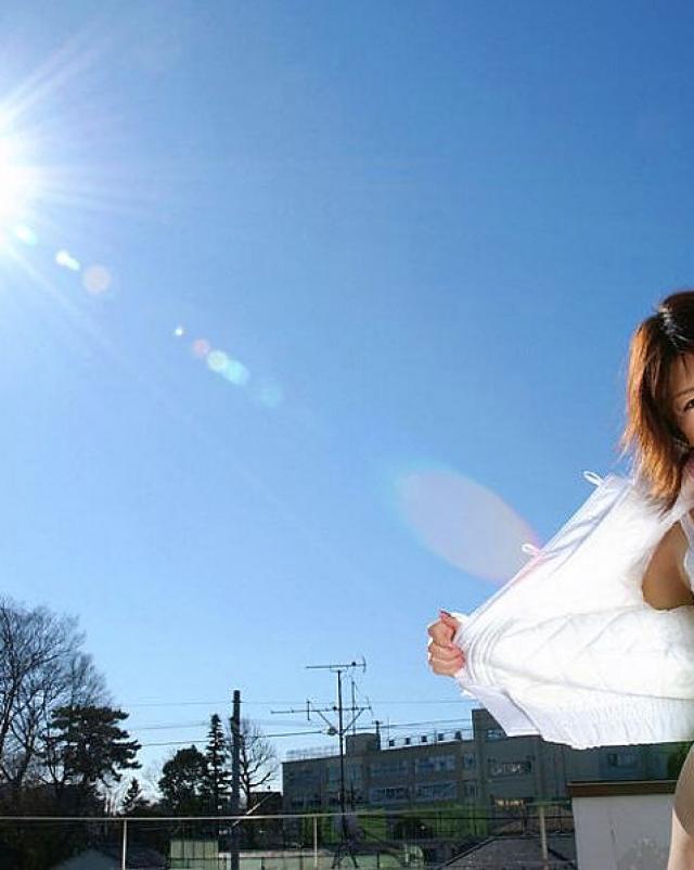 Японская девушка гуляет в одних трусиках