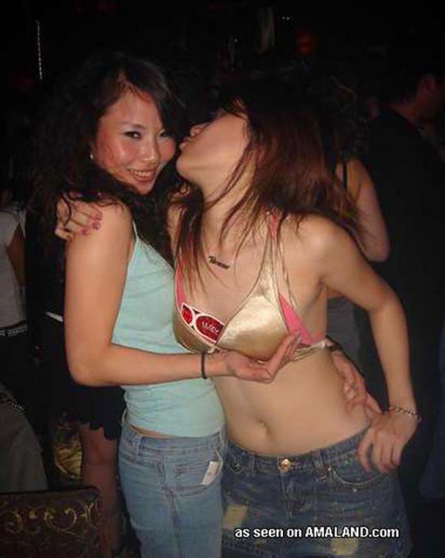 Азиатские любительницы показывают сиськами на вечеринке