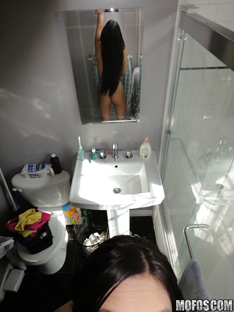 Фигуристая азиатка наслаждается голым селфи в ванной комнате