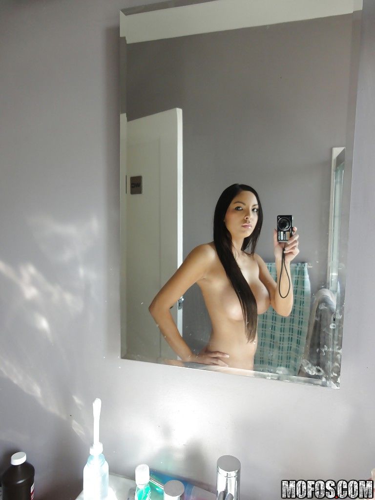 Фигуристая азиатка наслаждается голым селфи в ванной комнате
