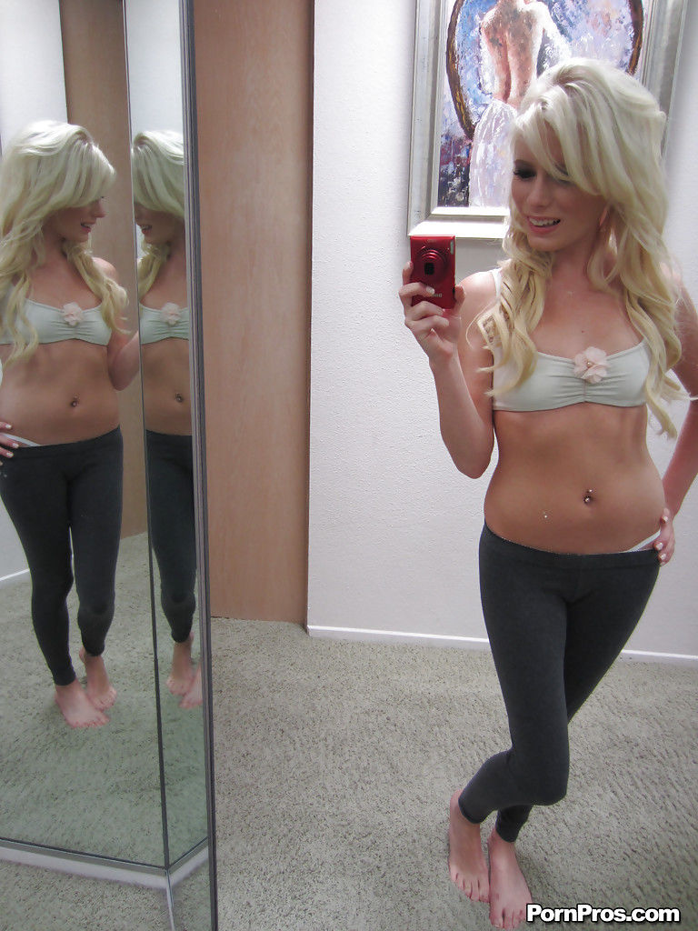 Спортивная блондиночка фотографируется обнаженной перед зеркалом