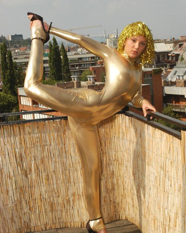 Фото голой гимнастки в золотистом наряде на крыше