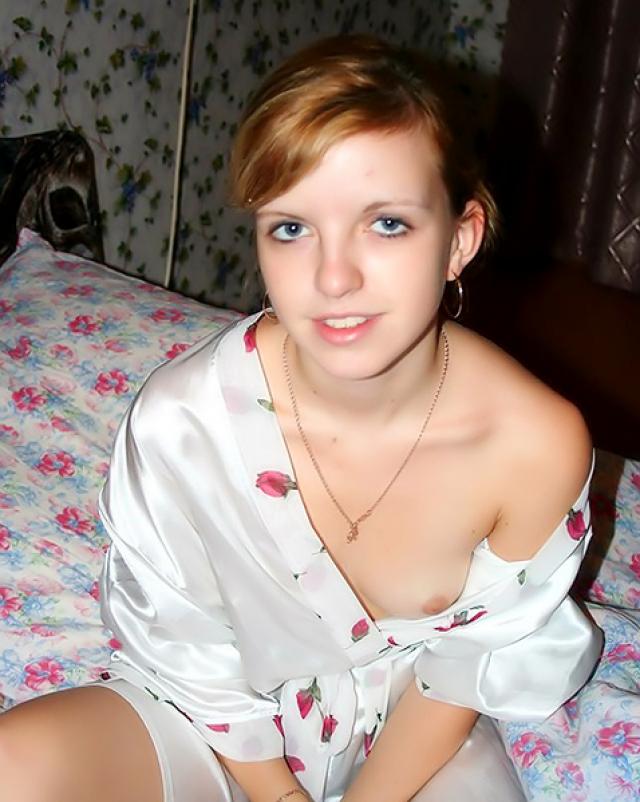 Русская девушка с красивым и молодым телом на кровати
