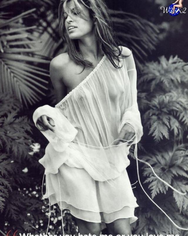 Eva Mendes и ее красивая грудь во многих кадрах