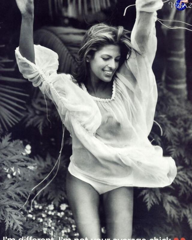 Eva Mendes и ее красивая грудь во многих кадрах