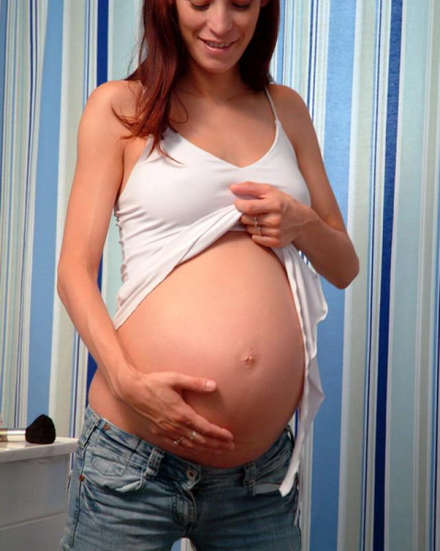 Молоденькая сучка с беременностью сняла трусики в ванной