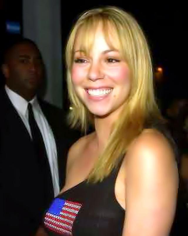 Красивая латинка Mariah Carey хвастает огромными титьками в откровенной одежде