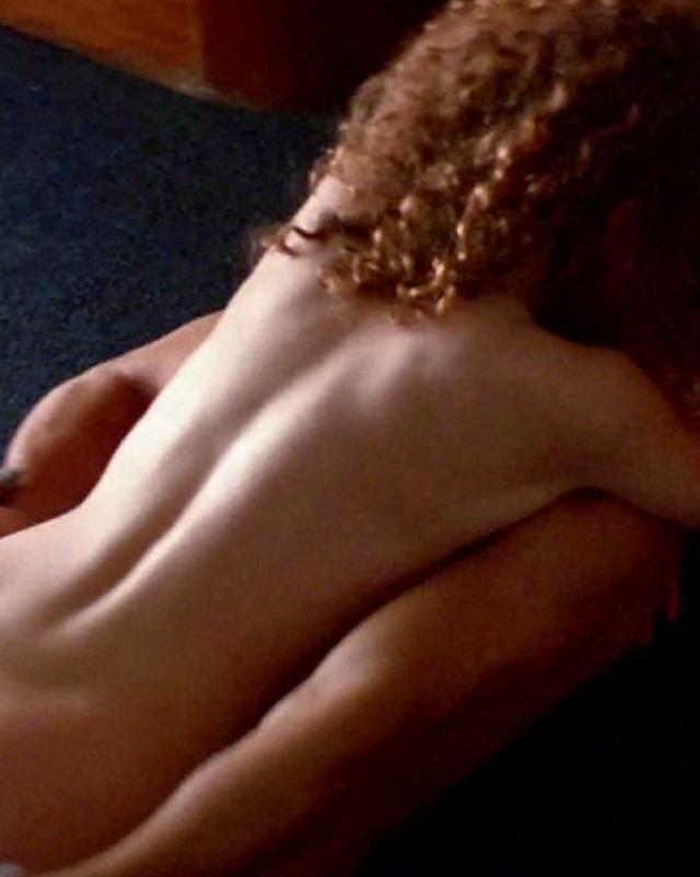 Nicole Kidman раздевается до сисек в спальне