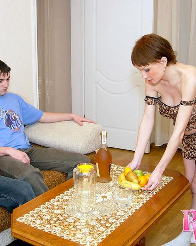 Беременная русская баба отсосала неопытным парням на диване