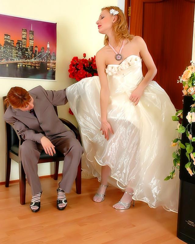 Красивая невеста трахнулась с лучшей подругой в отеле