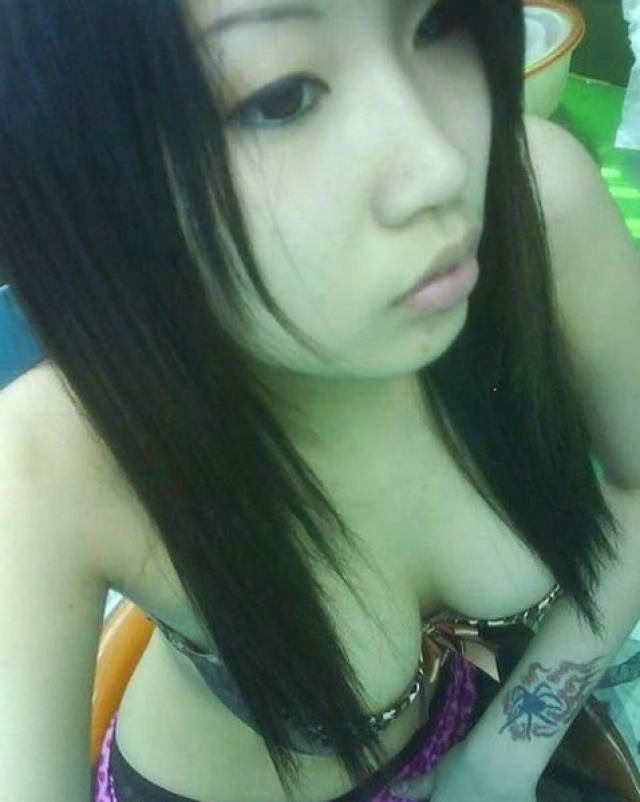 Молоденькая китаянка делает вульгарные фото