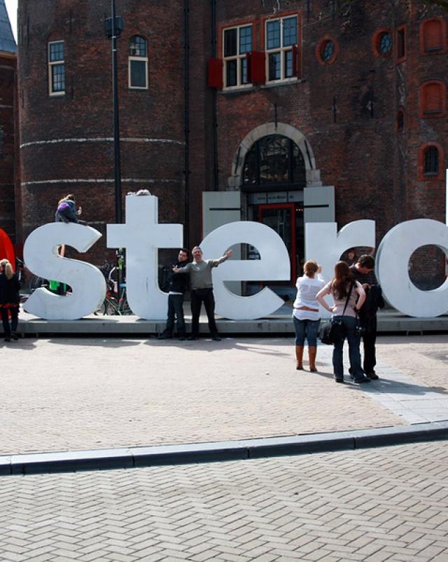 Мужчина в Амстердаме кончил шлюхе на лицо