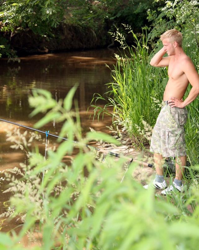 Рыбак трахает молоденькую шлюху на природе