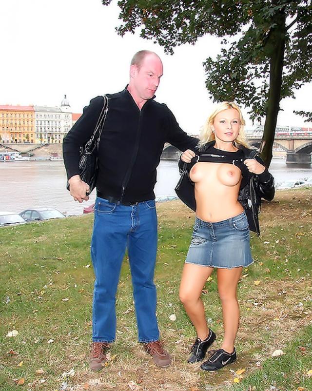 Сексуальная блондиночка показывает сиськи и трахается с мужем на улице