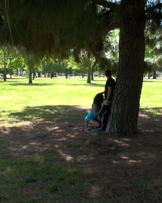 Верная подружка отсосала член и трахнулась в парке
