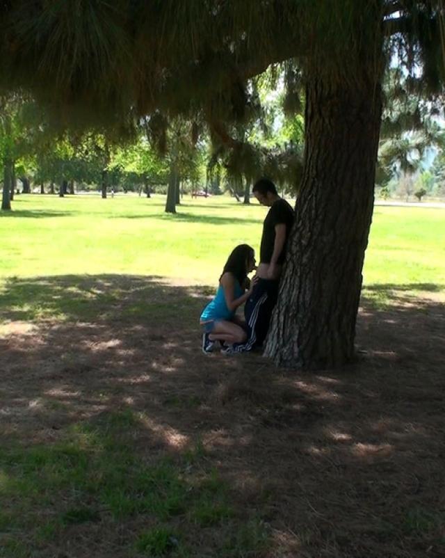 Верная подружка отсосала член и трахнулась в парке