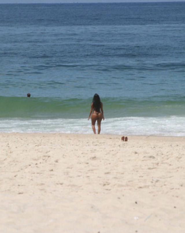 Латинка с мокрой и красивой задницей жарилась на пляже