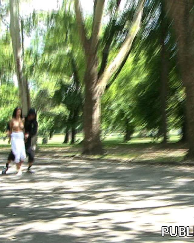 Парень сфотографировал сиськи молодой брюнетки в парке