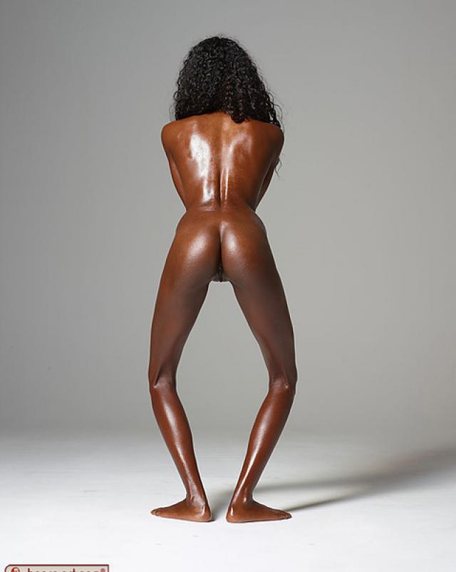 Черная девушка в оливковом масле обожает интимные фото