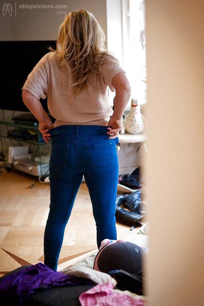 Толстая чикса мерит новые джинсы перед зеркалом