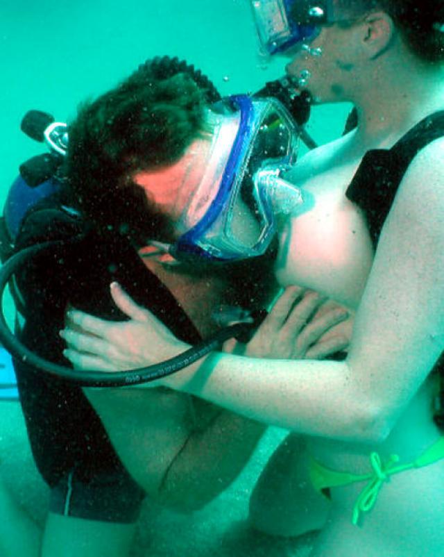 Сын трахает сексуальную мачеху под водой в бассейне