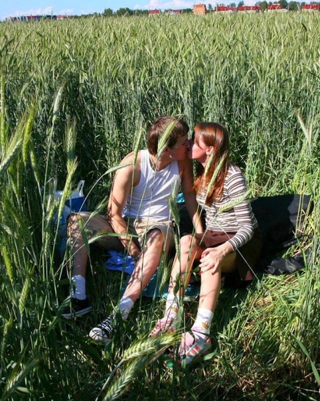 Русские брат и сестра трахаются в миссионерской позе на природе