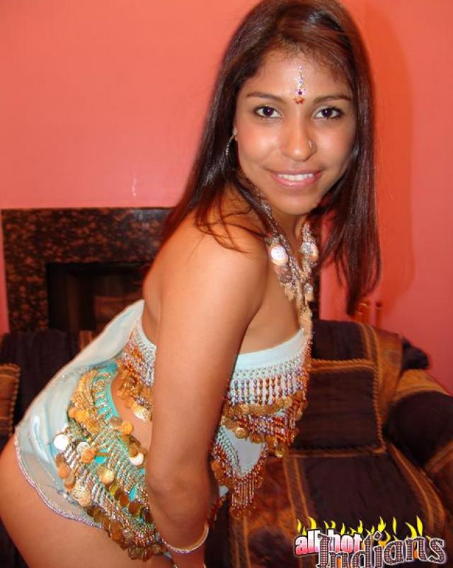 Индуска с натуральной грудью позирует в народном наряде