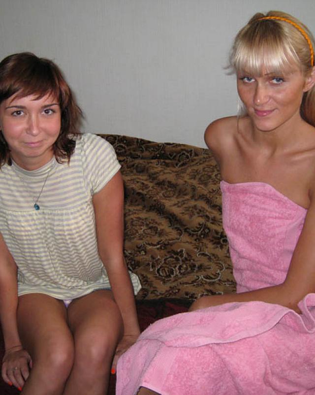 Две русские девушки благодарят парня домашним минетом