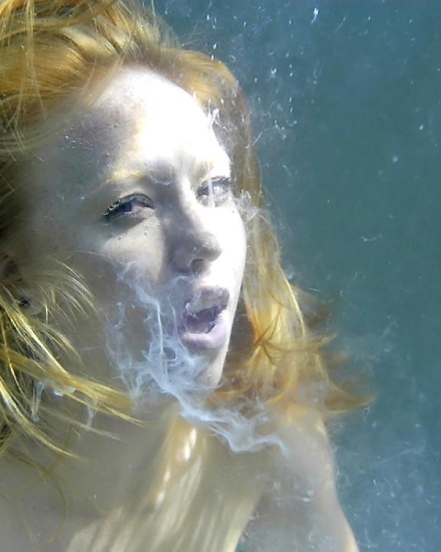 Рыжая девушка делает минет с окончанием в рот под водой