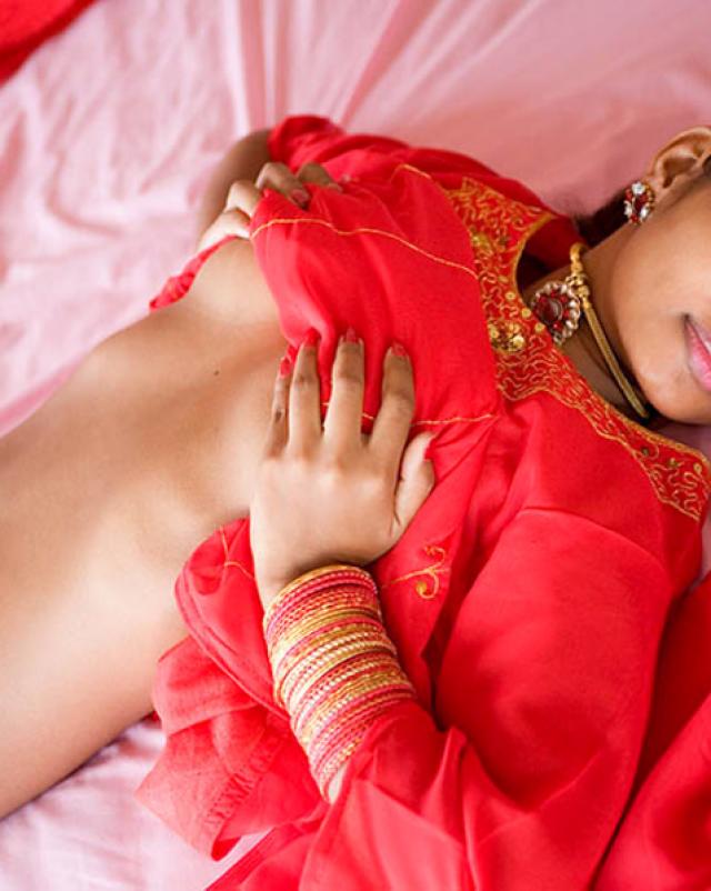 Молоденькая индуска в красном платье разделась до голых сисек