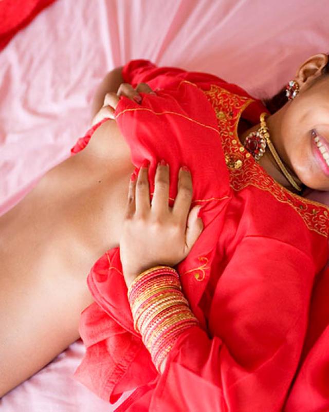Молоденькая индуска в красном платье разделась до голых сисек