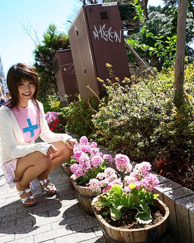 Молоденькая японочка демонстрирует белые трусики из под юбки