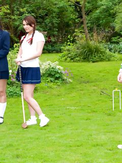 Девчонки в униформе для гольфа поддались унижениям