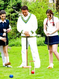 Девчонки в униформе для гольфа поддались унижениям