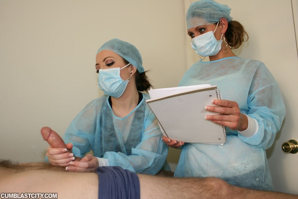 Похотливые медсестры дрочат член пациента до семяизвержения