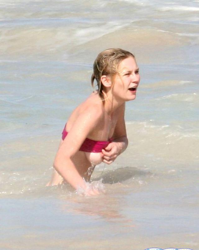 Горячая знаменитость Kirsten Dunst резвится на пляже