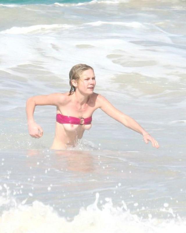 Горячая знаменитость Kirsten Dunst резвится на пляже