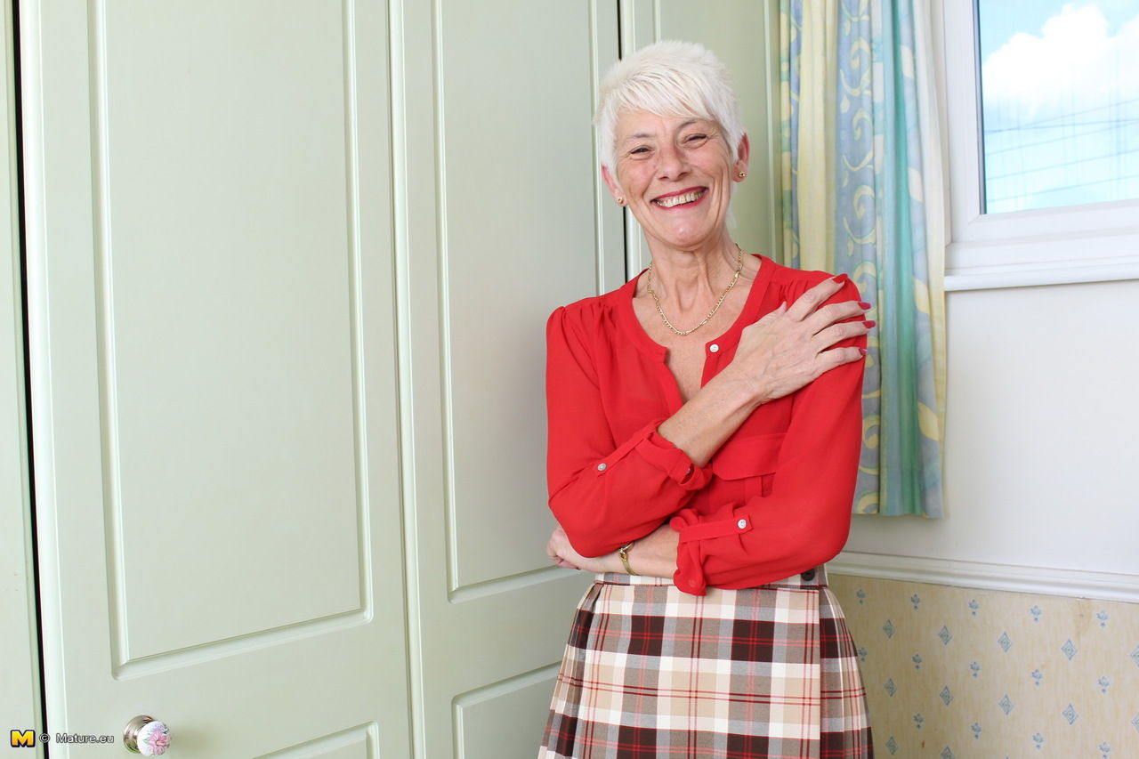 70-летняя бабушка в красном нижнем белье оголится на кровати
