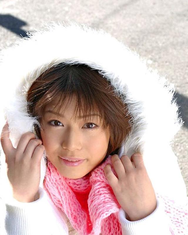 Японская красотка гуляет в милых трусиках на холоде